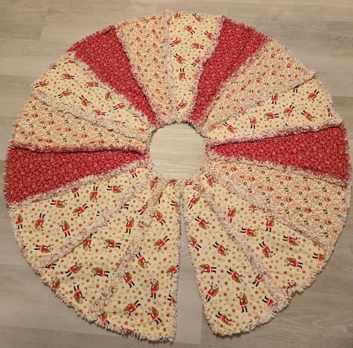 Christmas Tree Skirt-Santa/ornaments/red.